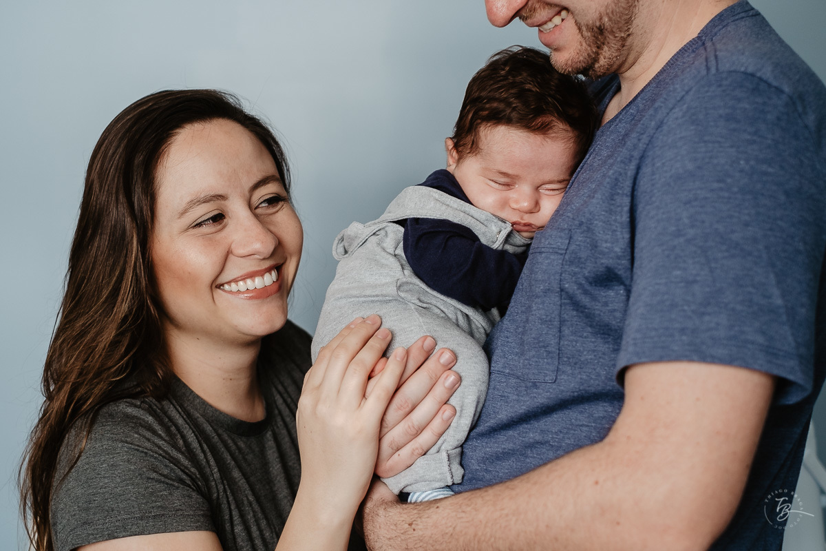 Carinho do papai e mamãe. Parto documental. A chegada do Gabriel. Maternidade Santa Helena. Florianópolis/SC. Por Thiago Braga fotografia. 
