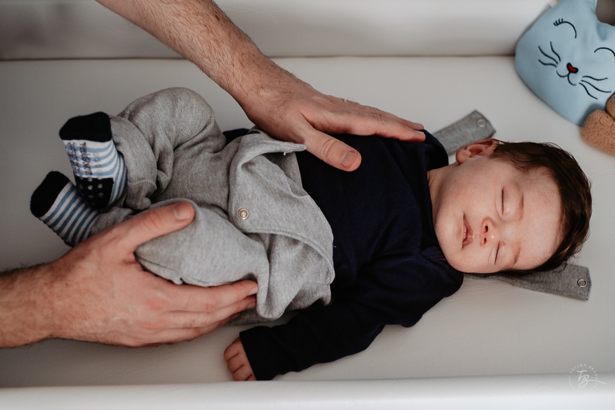 Papai conferindo se esta tudo bem com o Gabi, no primeiro ensaio em casa. Parto documental. A chegada do Gabriel. Maternidade Santa Helena. Florianópolis/SC. Por Thiago Braga fotografia. 