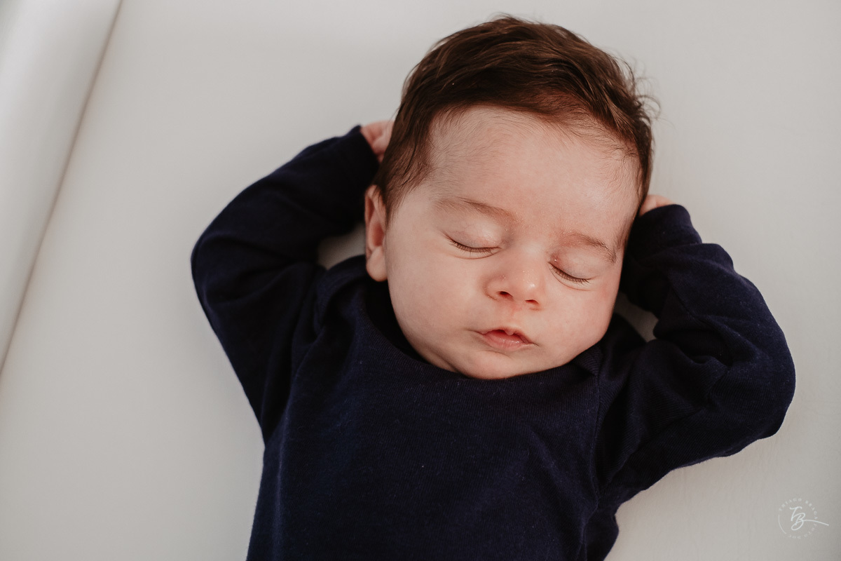 Aquela preguiça. Ensaios de primeiros dias do Gabi. Parto documental. A chegada do Gabriel. Maternidade Santa Helena. Florianópolis/SC. Por Thiago Braga fotografia. 