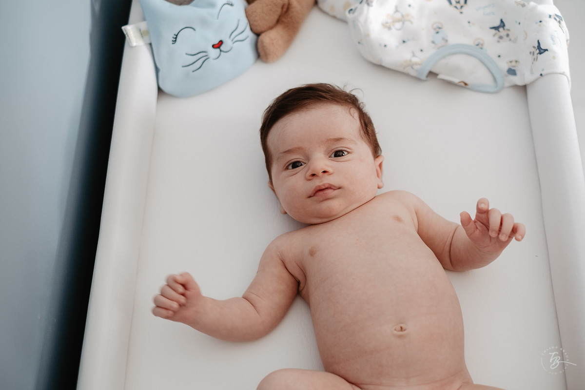 Ensaio fotográfico primeiros dias em casa. Parto documental. A chegada do Gabriel. Maternidade Santa Helena. Florianópolis/SC. Por Thiago Braga fotografia. 