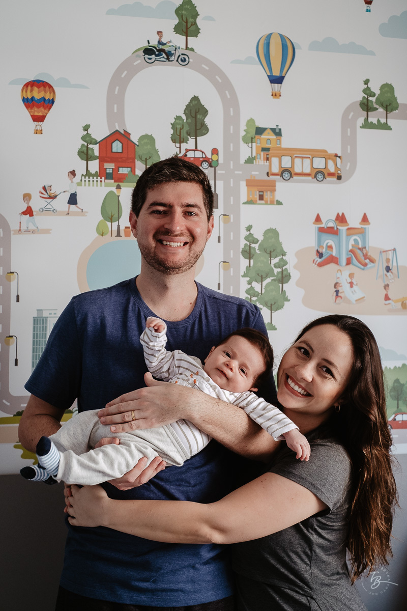 Retrato de família no ensaio fotográfico de primeiros dias, em casa. Parto documental. A chegada do Gabriel. Maternidade Santa Helena. Florianópolis/SC. Por Thiago Braga fotografia. 