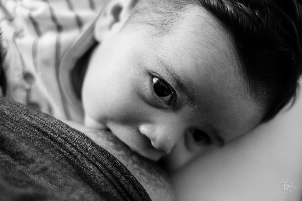 Conexão na hora do mamá! Parto documental. A chegada do Gabriel. Maternidade Santa Helena. Florianópolis/SC. Por Thiago Braga fotografia. 