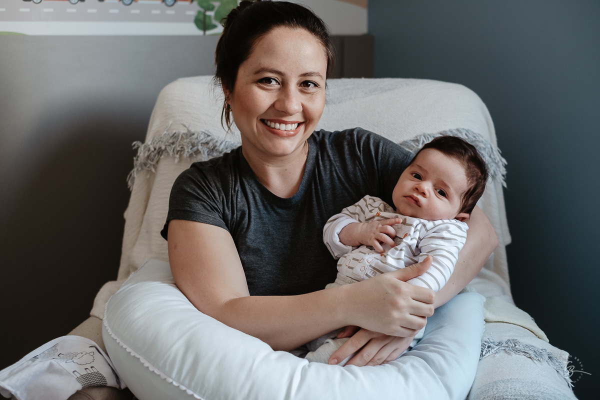 retrato de mae e filho. Parto documental. A chegada do Gabriel. Maternidade Santa Helena. Florianópolis/SC. Por Thiago Braga fotografia. 