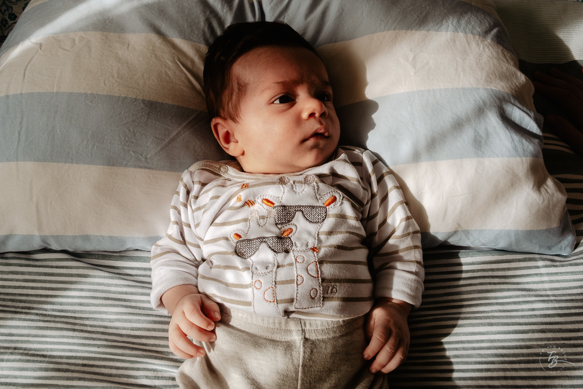 Fotografia dos primeiros dias em casa. Parto documental. A chegada do Gabriel. Maternidade Santa Helena. Florianópolis/SC. Por Thiago Braga fotografia. 