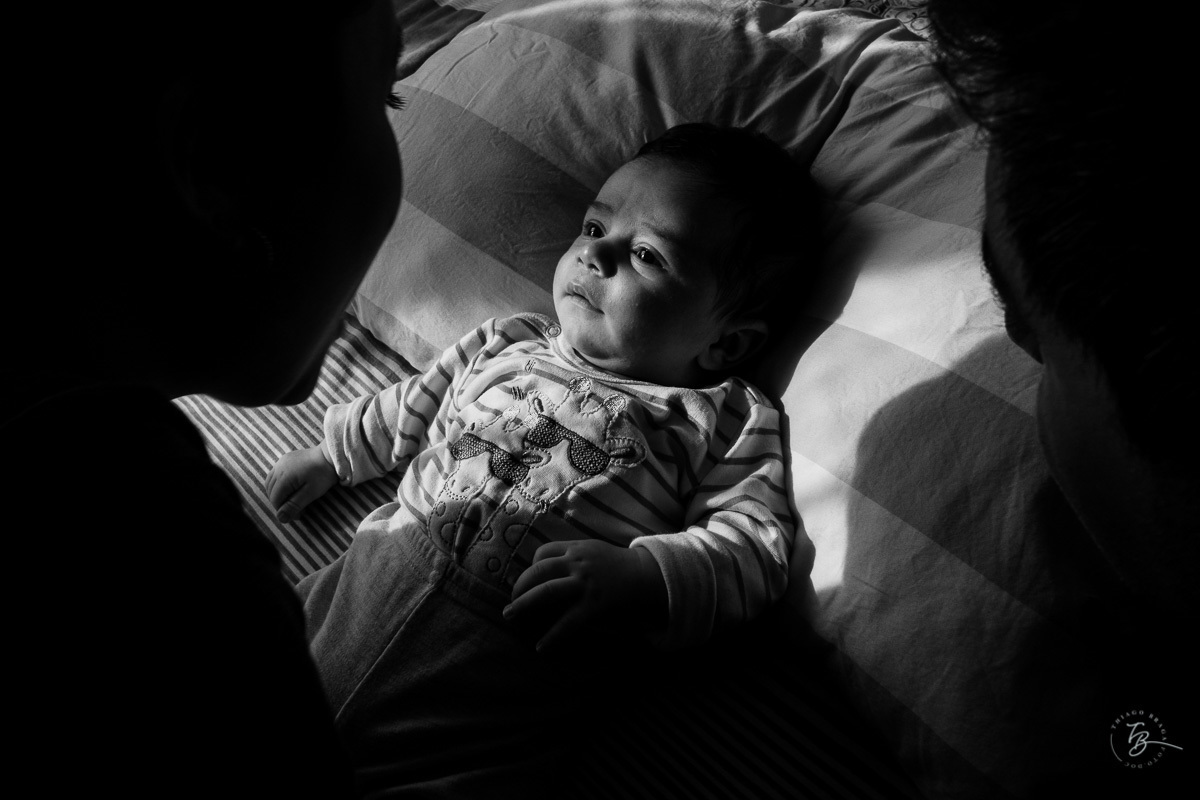 Foto de primeiros dias em casa. Parto documental. A chegada do Gabriel. Maternidade Santa Helena. Florianópolis/SC. Por Thiago Braga fotografia. 