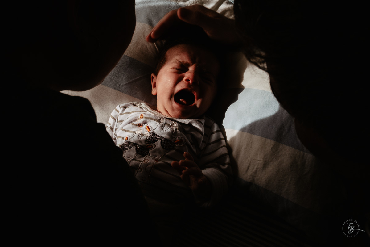Fotografia dos primeiros dais em casa. Parto documental. A chegada do Gabriel. Maternidade Santa Helena. Florianópolis/SC. Por Thiago Braga fotografia. 