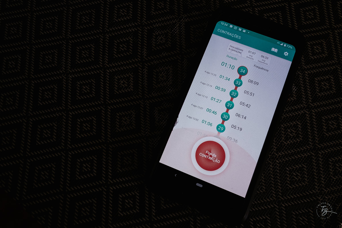 Contando os minutos e contrações. Parto documental. A chegada do Gabriel. Maternidade Santa Helena. Florianópolis/SC. Por Thiago Braga fotografia. 