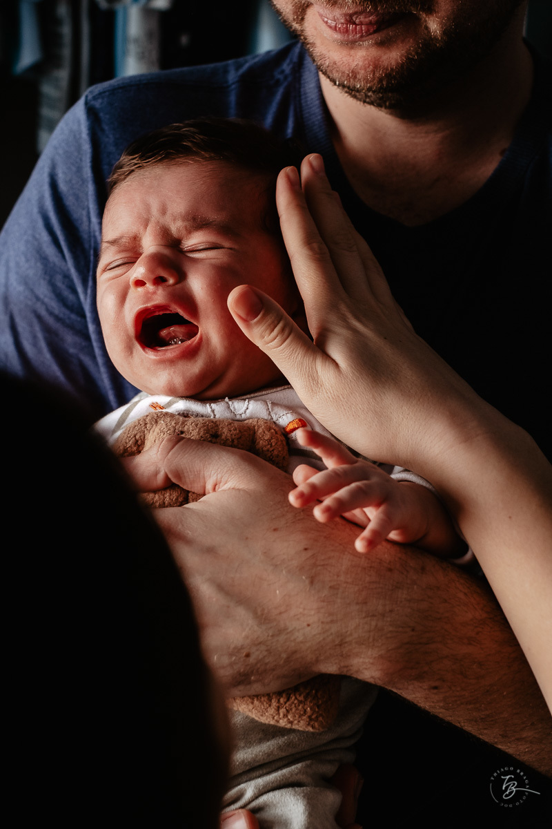 Carinho e afeto nos primeiro dias do Gabi. Parto documental. A chegada do Gabriel. Maternidade Santa Helena. Florianópolis/SC. Por Thiago Braga fotografia. 