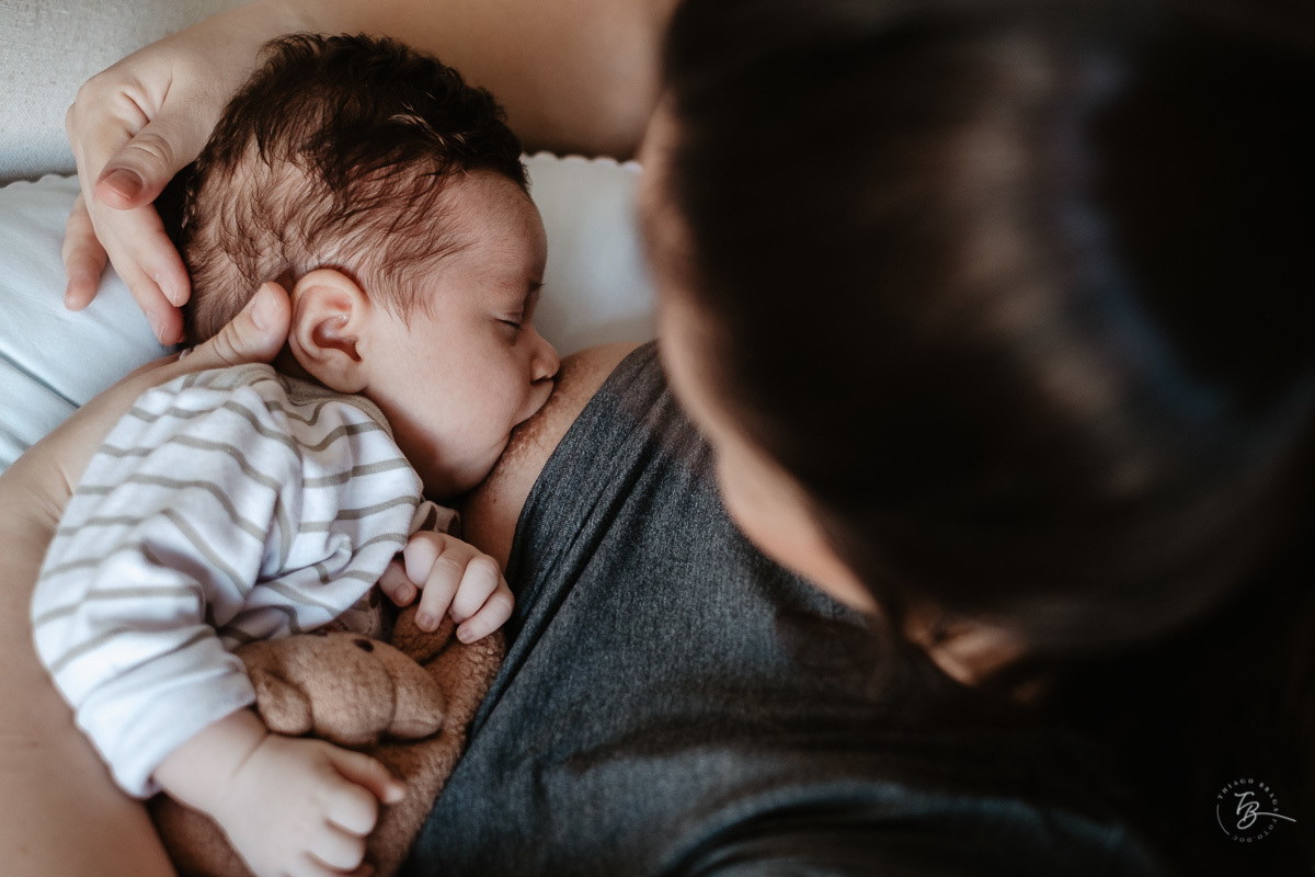Amamentação. Parto documental. A chegada do Gabriel. Maternidade Santa Helena. Florianópolis/SC. Por Thiago Braga fotografia. 