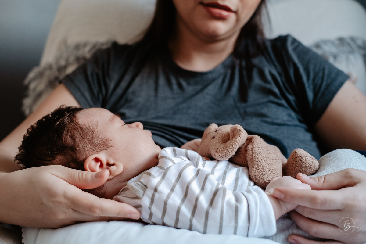 Amamentação em casa, primeiros dias do Gabi. Parto documental. A chegada do Gabriel. Maternidade Santa Helena. Florianópolis/SC. Por Thiago Braga fotografia. 
