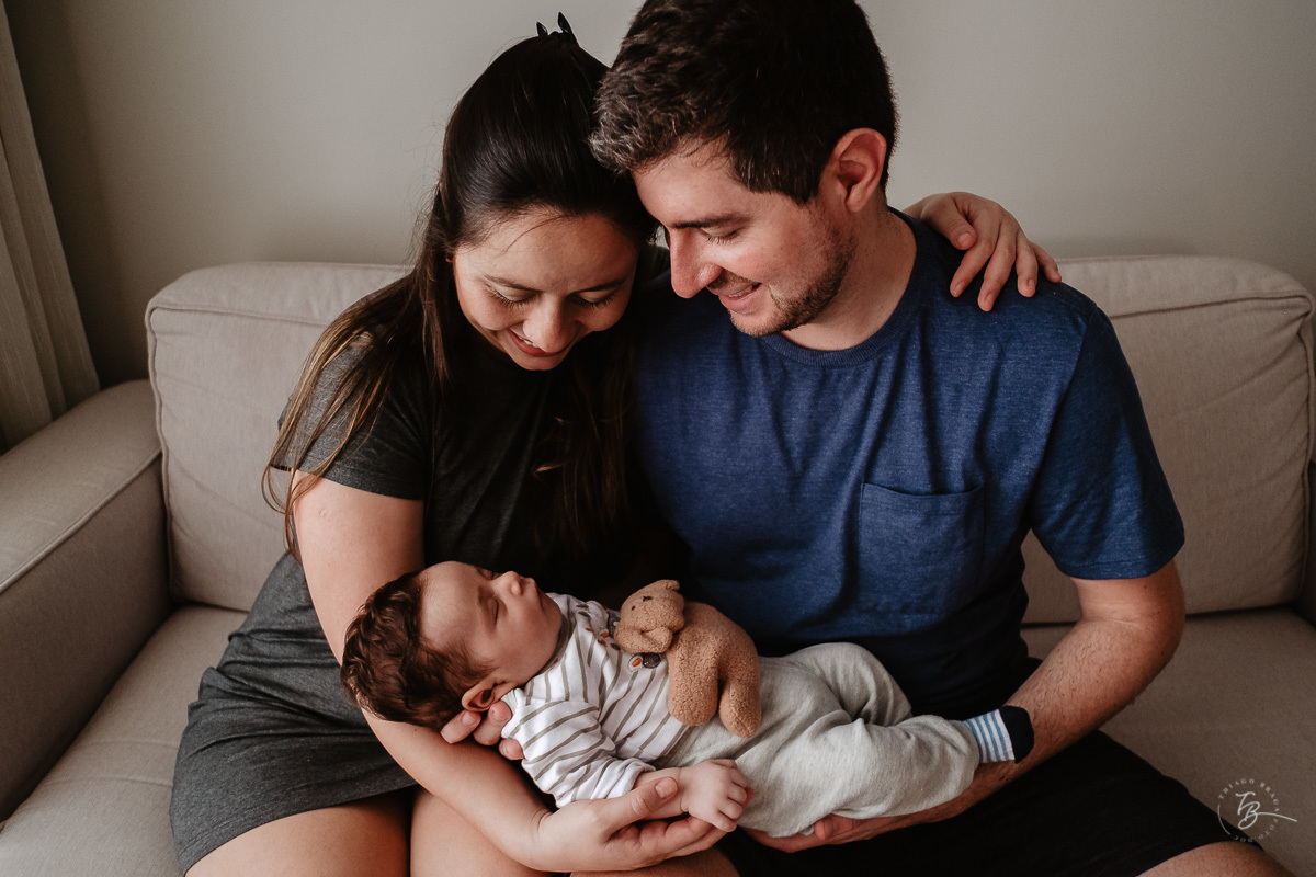 Retrato da família, em ensaio de fotos de primeiros dias do bebê em casa. Parto documental. A chegada do Gabriel. Maternidade Santa Helena. Florianópolis/SC. Por Thiago Braga fotografia. 
