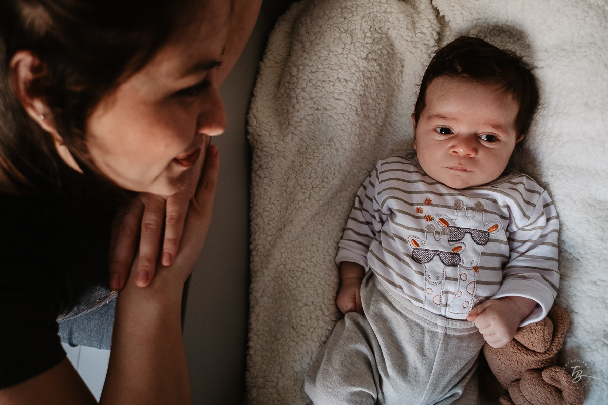 Mamãe admirando o Gabi, nos seus primeiros dias em casa. Parto documental. A chegada do Gabriel. Maternidade Santa Helena. Florianópolis/SC. Por Thiago Braga fotografia. 