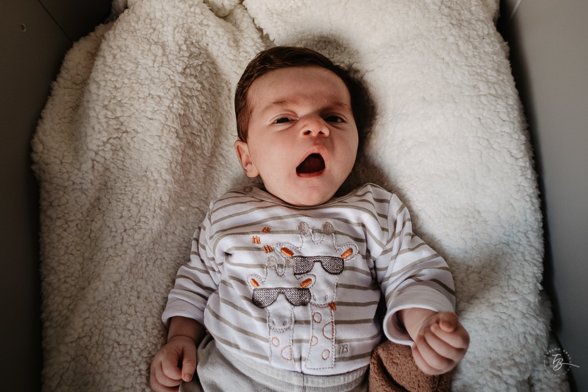 Soninho durante o ensaio e fotos documentais do primeiro mês do Gabi, em casa. Parto documental. A chegada do Gabriel. Maternidade Santa Helena. Florianópolis/SC. Por Thiago Braga fotografia. 