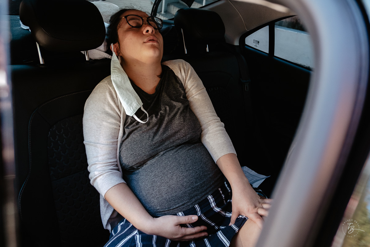 Chegando na maternidade. Parto documental. A chegada do Gabriel. Maternidade Santa Helena. Florianópolis/SC. Por Thiago Braga fotografia. 