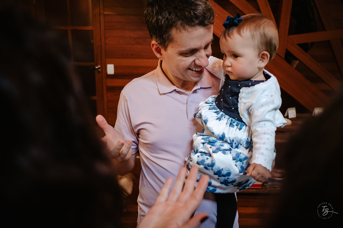 Filha e papai na sua festa. Fotografia documental de aniversário em Rancho Queimado - SC por Thiago Braga fotografia. Fotografia de aniversário infantil.