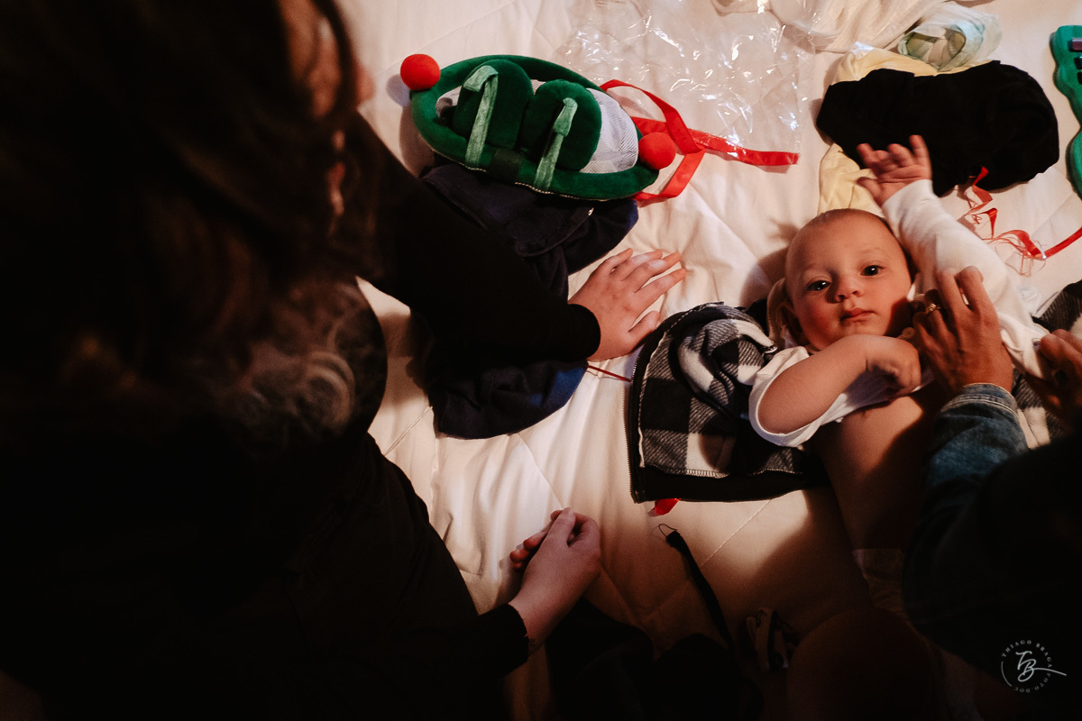 Se preparando para sua festa de aniversario. Fotografia documental de aniversário em Rancho Queimado - SC por Thiago Braga fotografia. Fotografia de aniversário infantil.