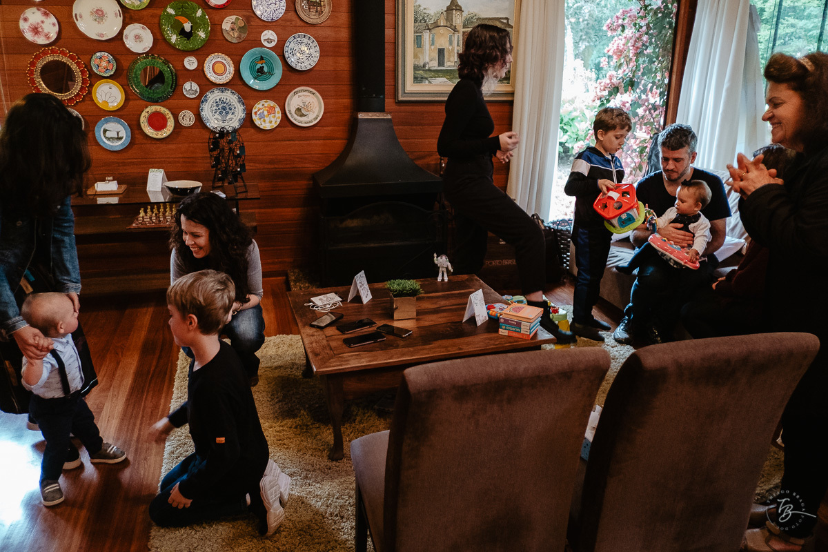 Festa em casa. Fotografia documental de aniversário em Rancho Queimado - SC por Thiago Braga fotografia. Fotografia de aniversário infantil.