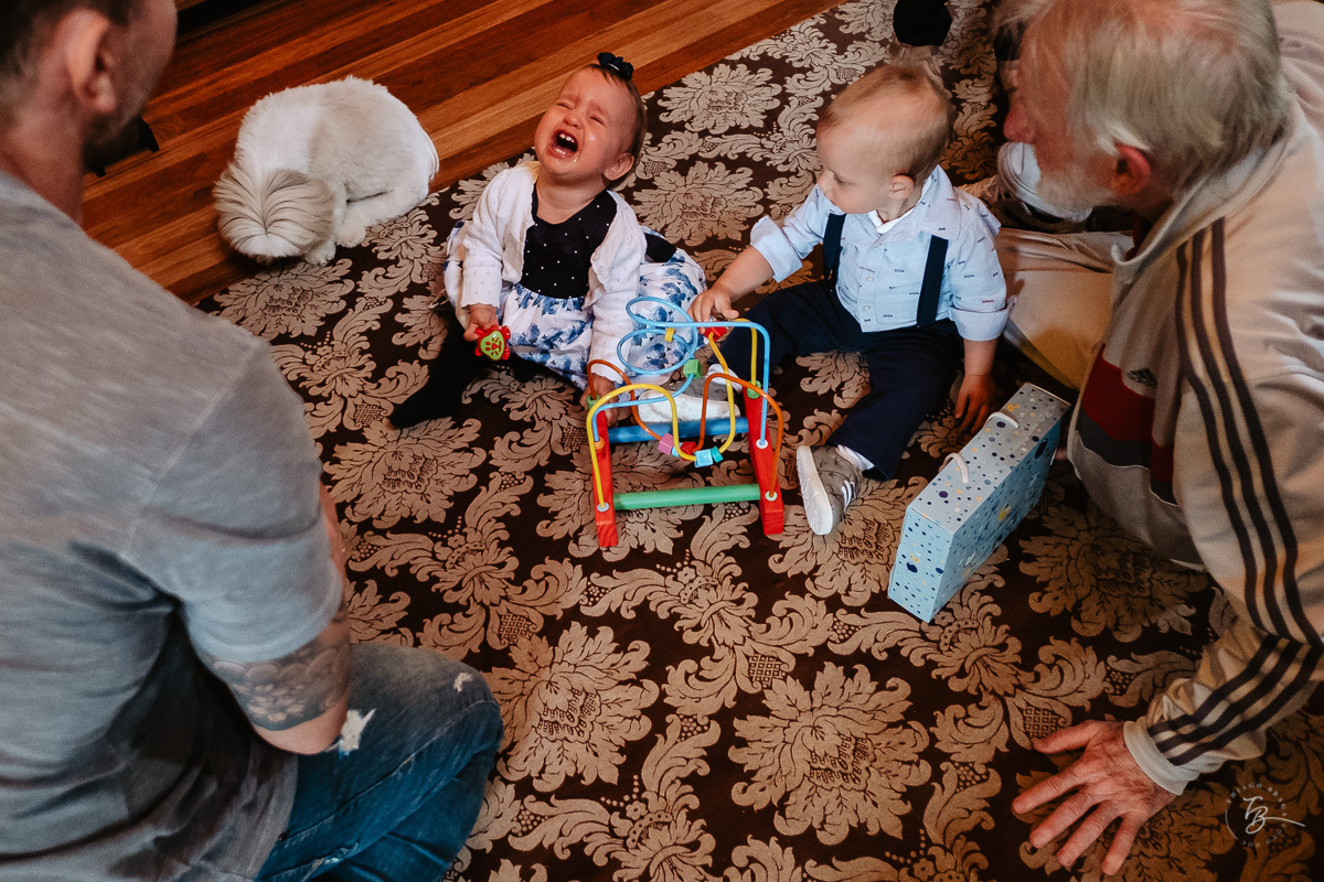 As vezes rola um chorinho. Fotografia documental de aniversário em Rancho Queimado - SC por Thiago Braga fotografia. Fotografia de aniversário infantil.