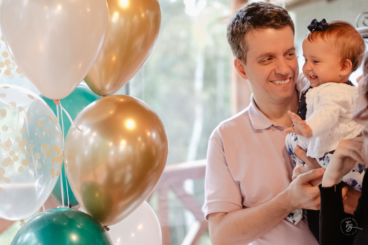 papai e filha. Fotografia documental de aniversário em Rancho Queimado - SC por Thiago Braga fotografia. Fotografia de aniversário infantil.