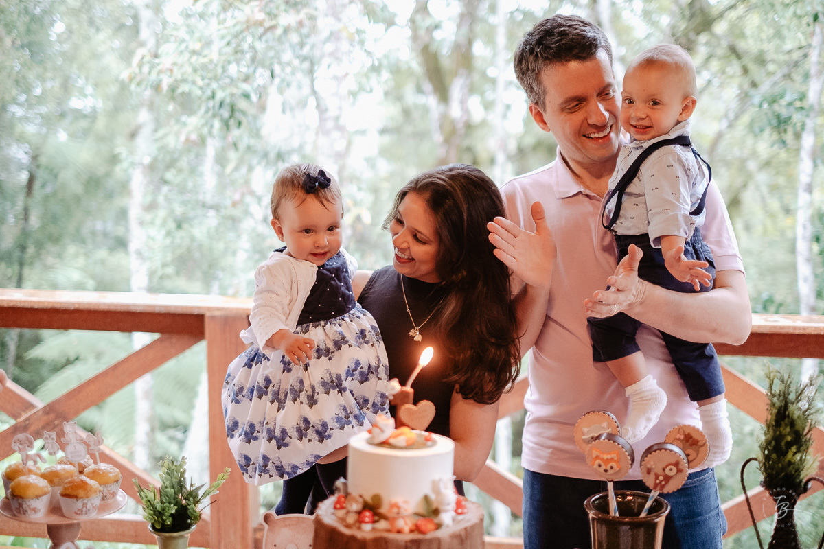 Parabéns para os gêmeos. Fotografia documental de aniversário em Rancho Queimado - SC por Thiago Braga fotografia. Fotografia de aniversário infantil.
