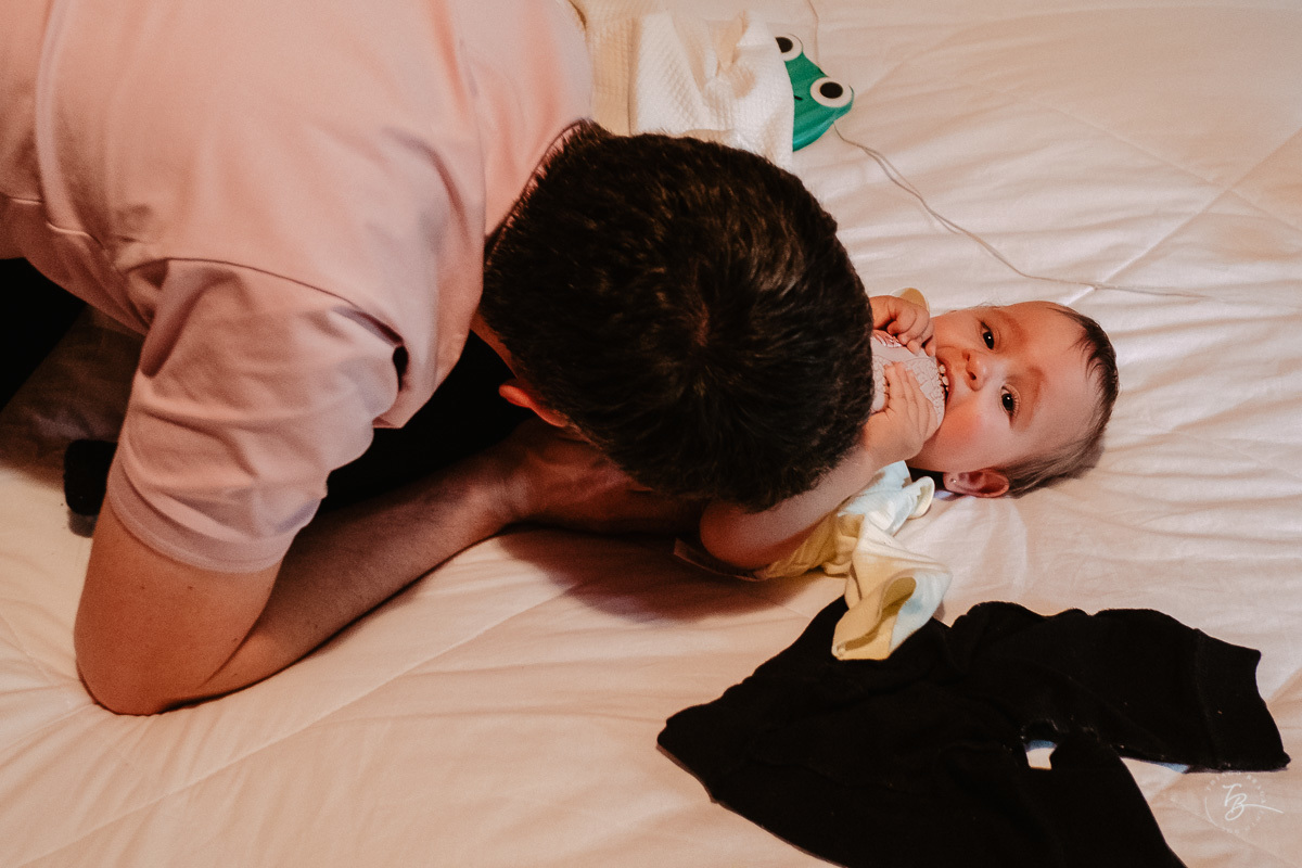 Papai brincando com a filha. Fotografia documental de aniversário em Rancho Queimado - SC por Thiago Braga fotografia. Fotografia de aniversário infantil.
