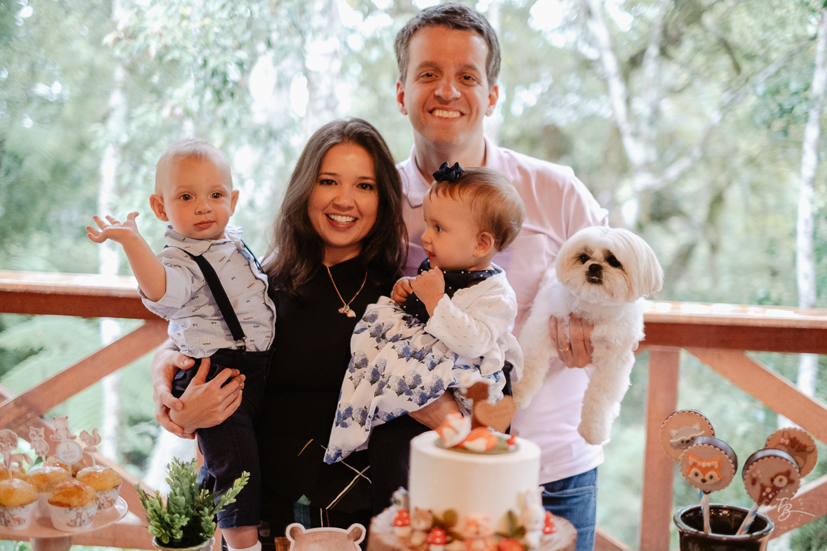 Família completa até com os gêmeos e cachorro. Fotografia documental de aniversário em Rancho Queimado - SC por Thiago Braga fotografia. Fotografia de aniversário infantil.