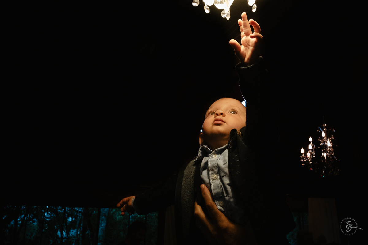 Brincadeira de pegar a luz com o titio. Fotografia documental de aniversário em Rancho Queimado - SC por Thiago Braga fotografia. Fotografia de aniversário infantil.