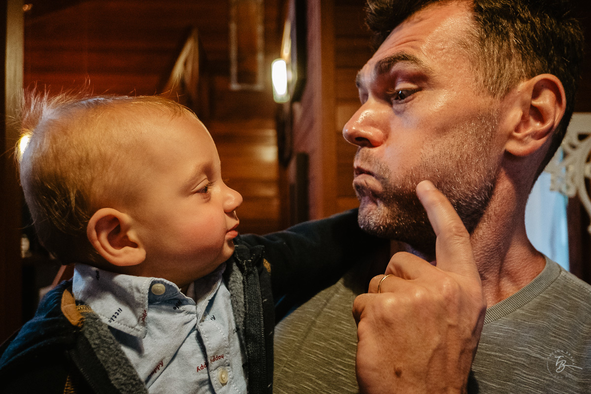 Aperta bochecha do padrinho. Fotografia documental de aniversário em Rancho Queimado - SC por Thiago Braga fotografia. Fotografia de aniversário infantil.