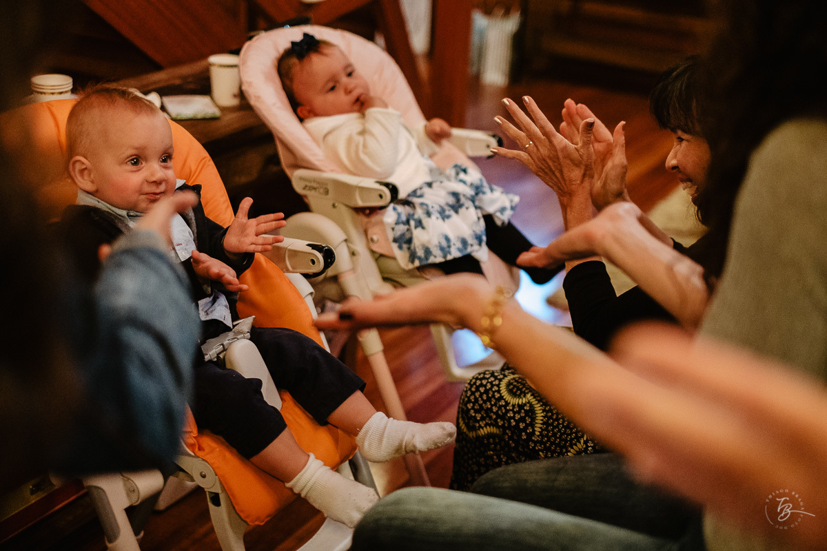 Todo mundo ajudando no papa dos bebês. Fotografia documental de aniversário em Rancho Queimado - SC por Thiago Braga fotografia. Fotografia de aniversário infantil.