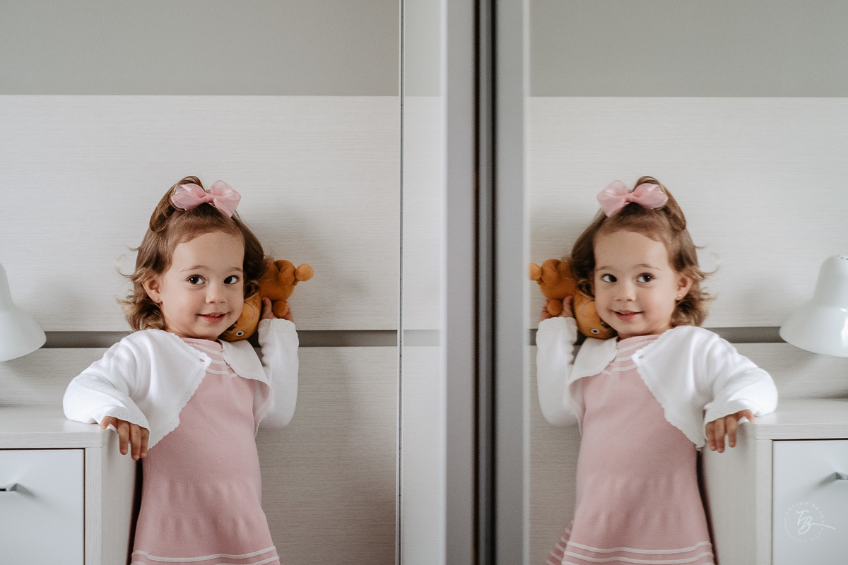 Filha antes do seu aniversário. Fotografia documental de aniversário infantil em Florianópolis/Sc por Thiago Braga.