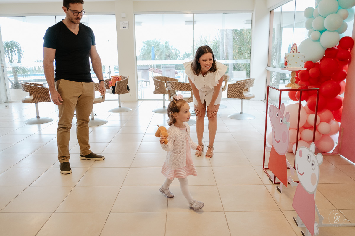 Família entrando na festa. Fotografia documental de aniversário infantil em Florianópolis/Sc por Thiago Braga.