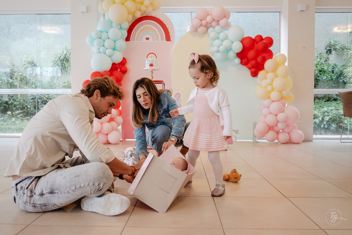 Recebendo seus presentes. Fotografia documental de aniversário infantil em Florianópolis/Sc por Thiago Braga.
