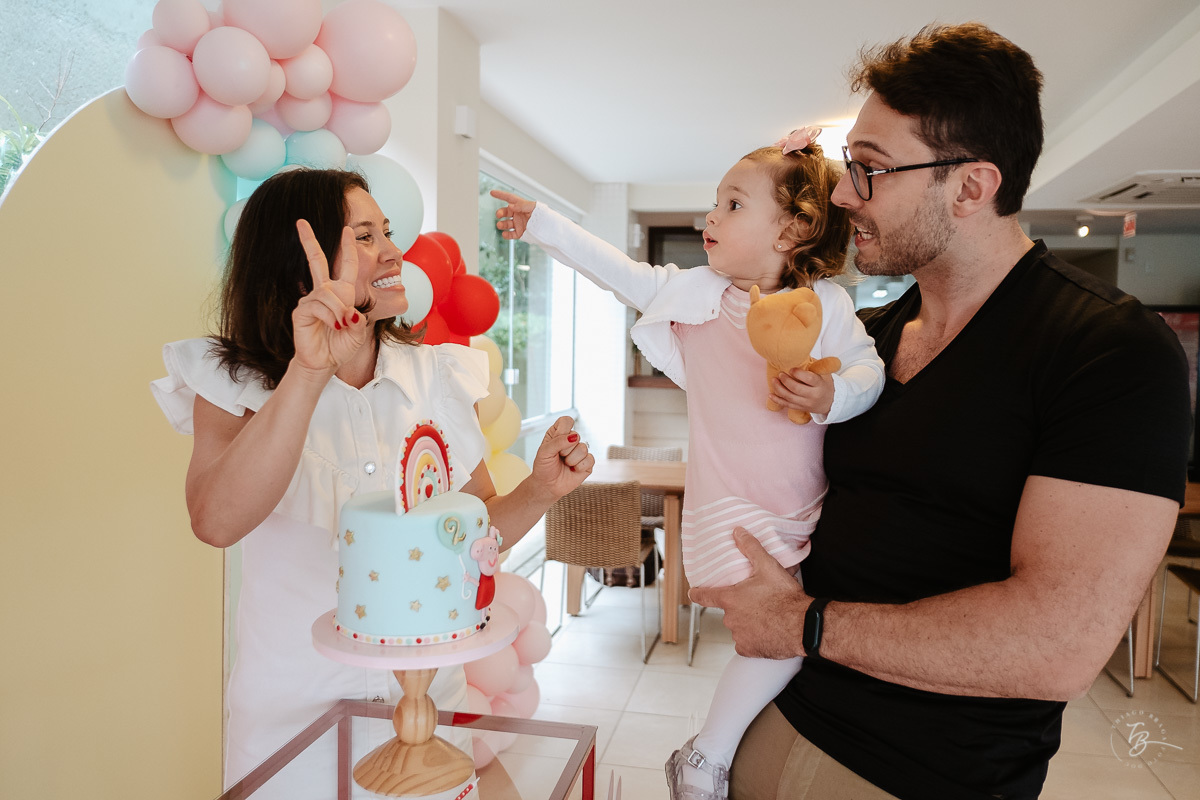 Família comemorando. Fotografia documental de aniversário infantil em Florianópolis/Sc por Thiago Braga.