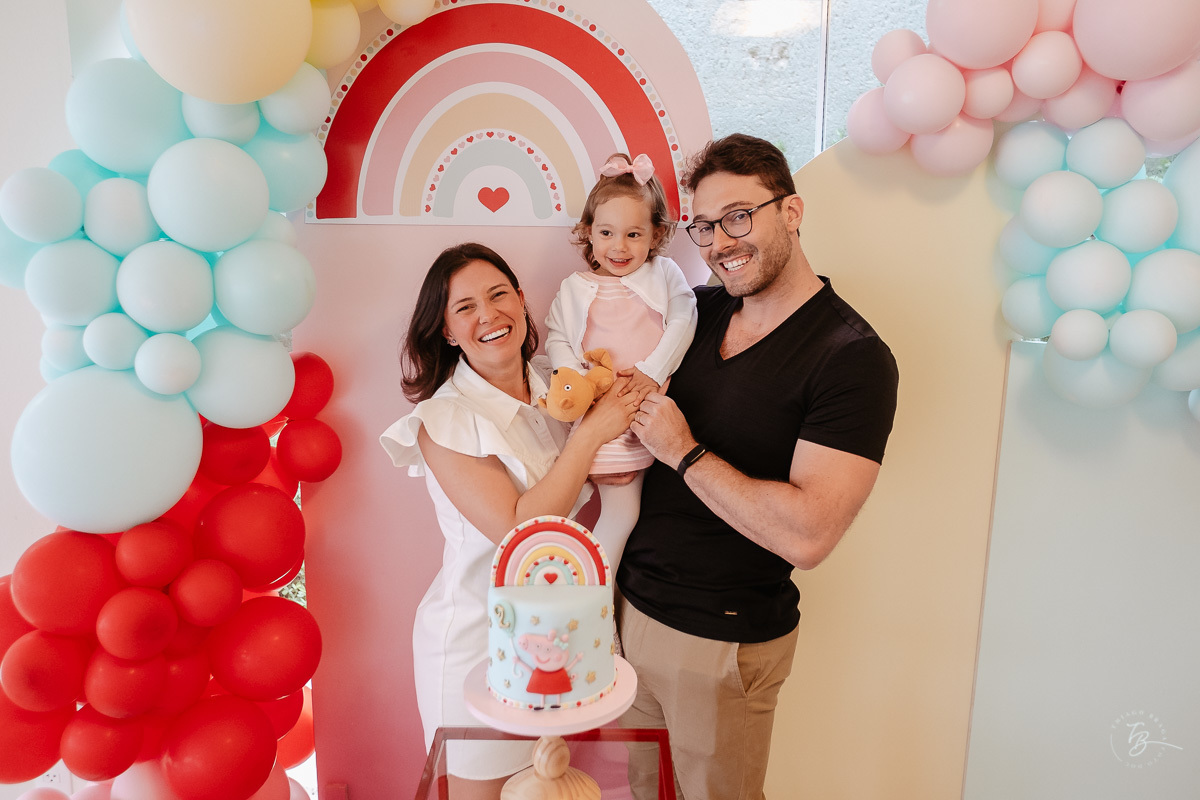 Retrato da família junta. Fotografia documental de aniversário infantil em Florianópolis/Sc por Thiago Braga.