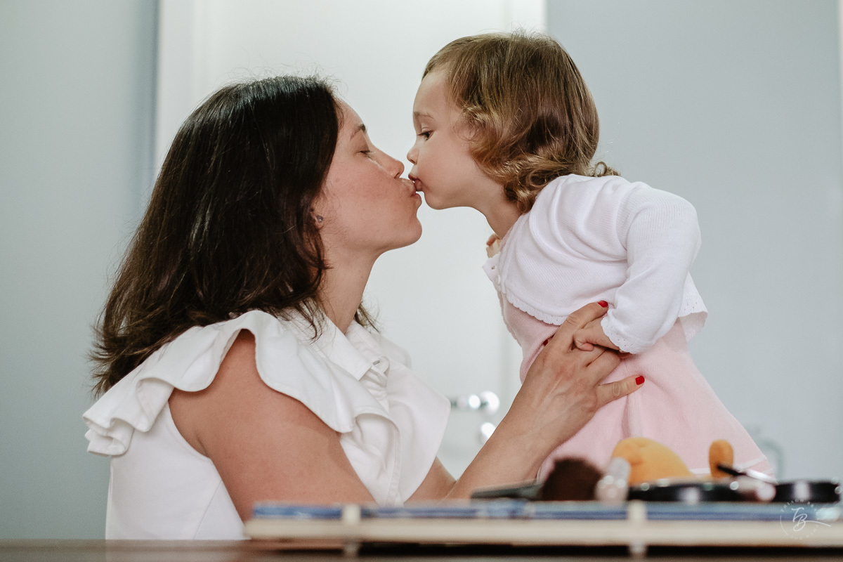 Beijo de mãe e filha. Fotografia documental de aniversário infantil em Florianópolis/Sc por Thiago Braga
