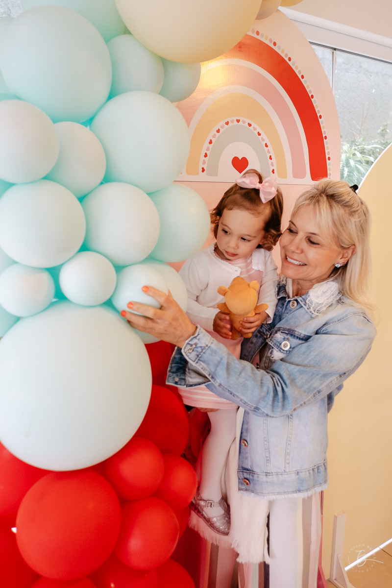 Netinha e vovó na sua festa. Fotografia documental de aniversário infantil em Florianópolis/Sc por Thiago Braga.