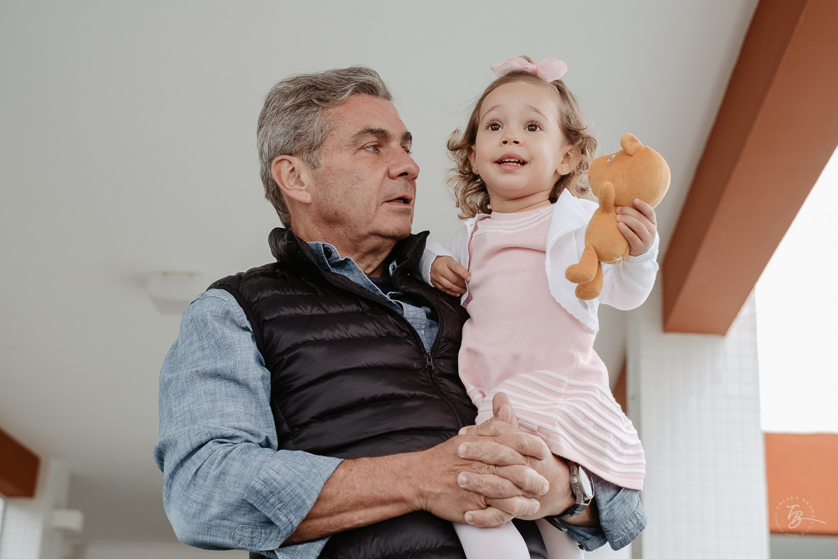 Vovo^e sua netinha. Fotografia documental de aniversário infantil em Florianópolis/Sc por Thiago Braga.