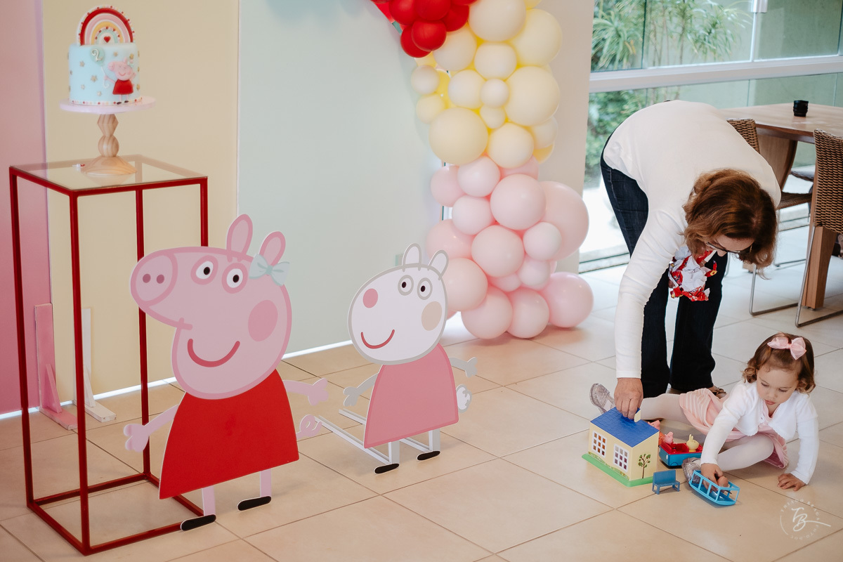 Vovó dando presente pra netinha. Fotografia documental de aniversário infantil em Florianópolis/Sc por Thiago Braga.