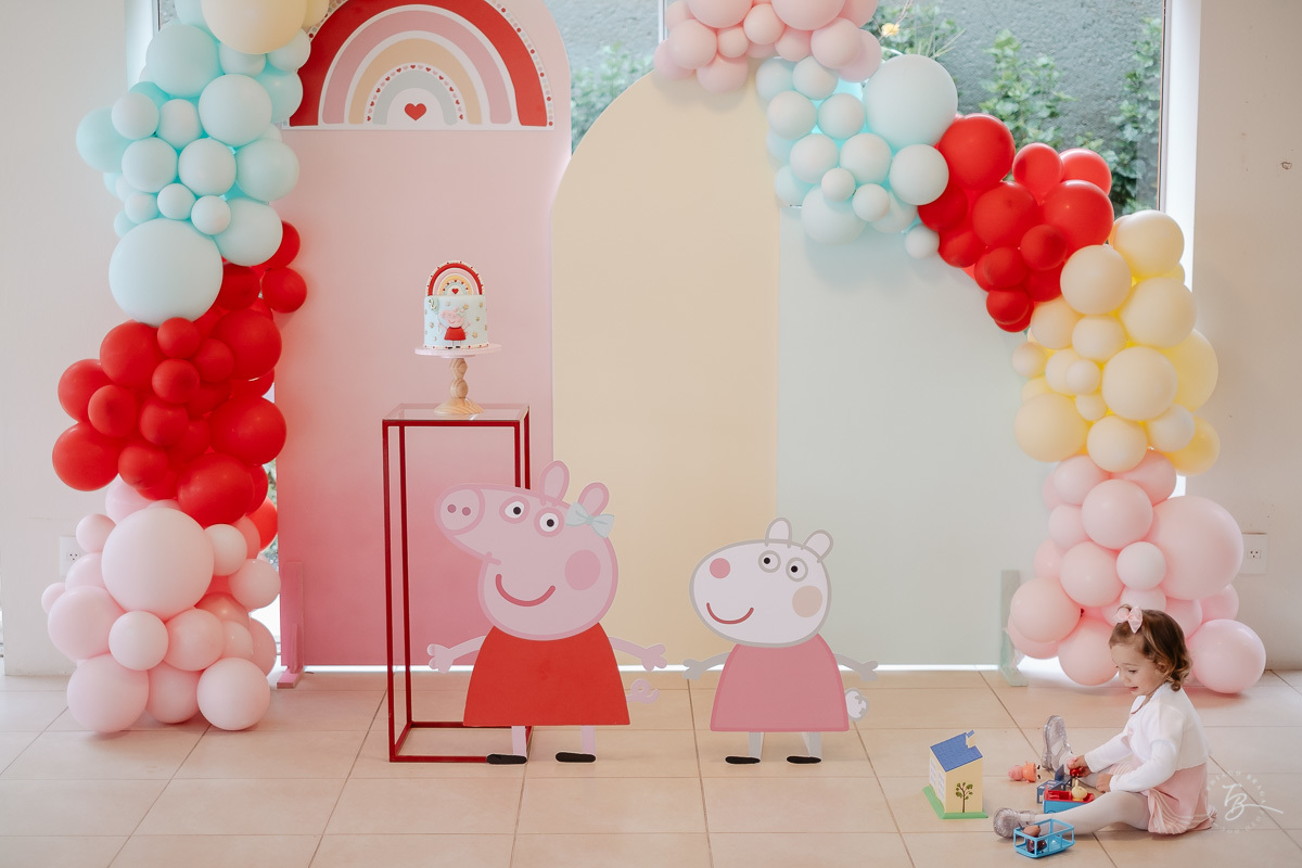 Olivia curtindo sia festa de aniversário. Fotografia documental de aniversário infantil em Florianópolis/Sc por Thiago Braga.