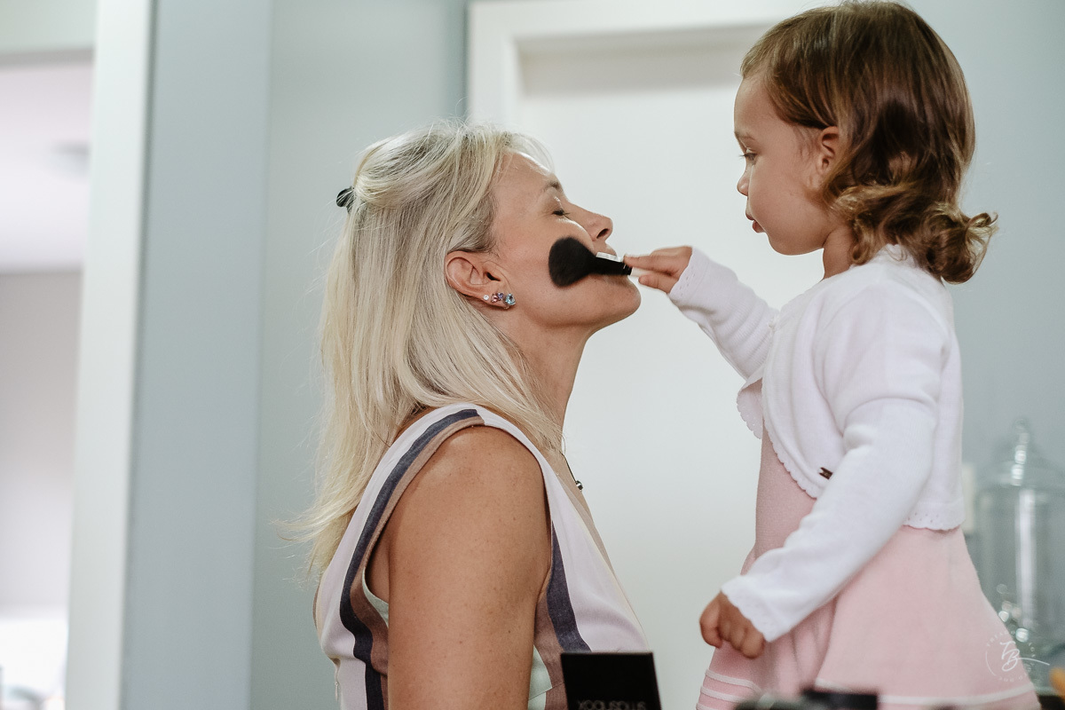 Netinha e vovó se maquinado. Fotografia documental de aniversário infantil em Florianópolis/Sc por Thiago Braga.