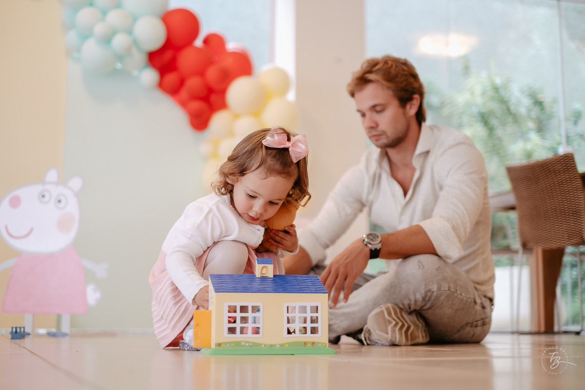 Recebendo presentes. Fotografia documental de aniversário infantil em Florianópolis/Sc por Thiago Braga.