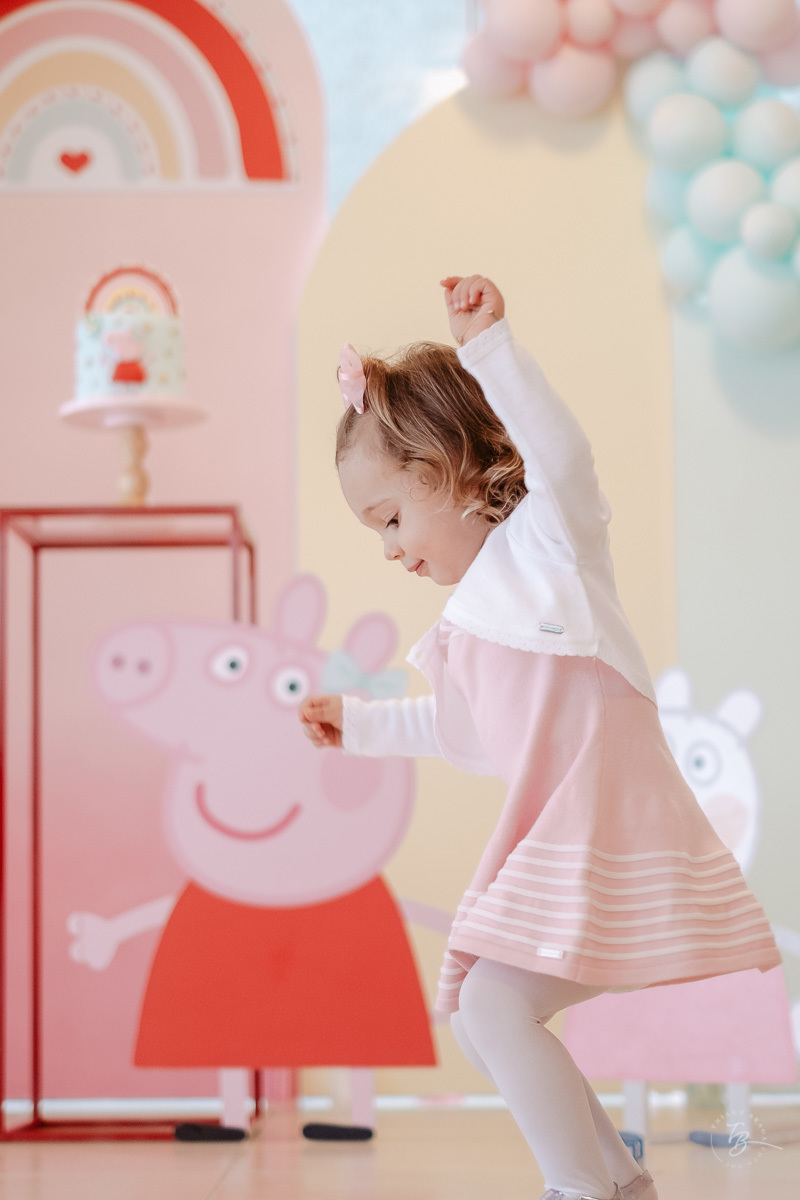 Olívia alegre na sua festa. Fotografia documental de aniversário infantil em Florianópolis/Sc por Thiago Braga.