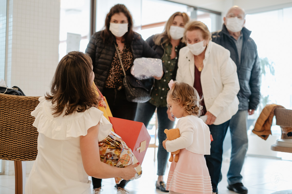Recebendo os convidados. Fotografia documental de aniversário infantil em Florianópolis/Sc por Thiago Braga.