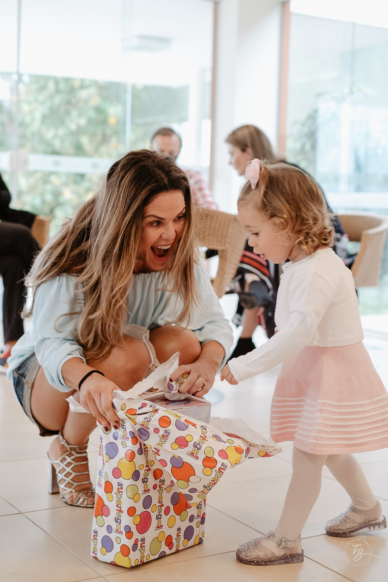 Mais presentes. Fotografia documental de aniversário infantil em Florianópolis/Sc por Thiago Braga.