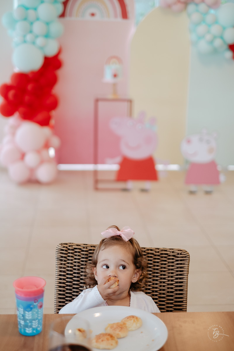 Retrato da Olivia em momento da festa. Fotografia documental de aniversário infantil em Florianópolis/Sc por Thiago Braga.