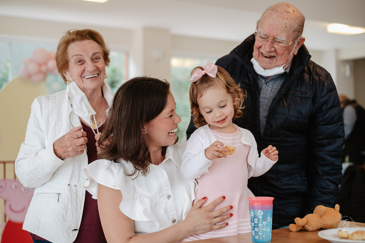 Cm mamãse e vovós. Fotografia documental de aniversário infantil em Florianópolis/Sc por Thiago Braga.