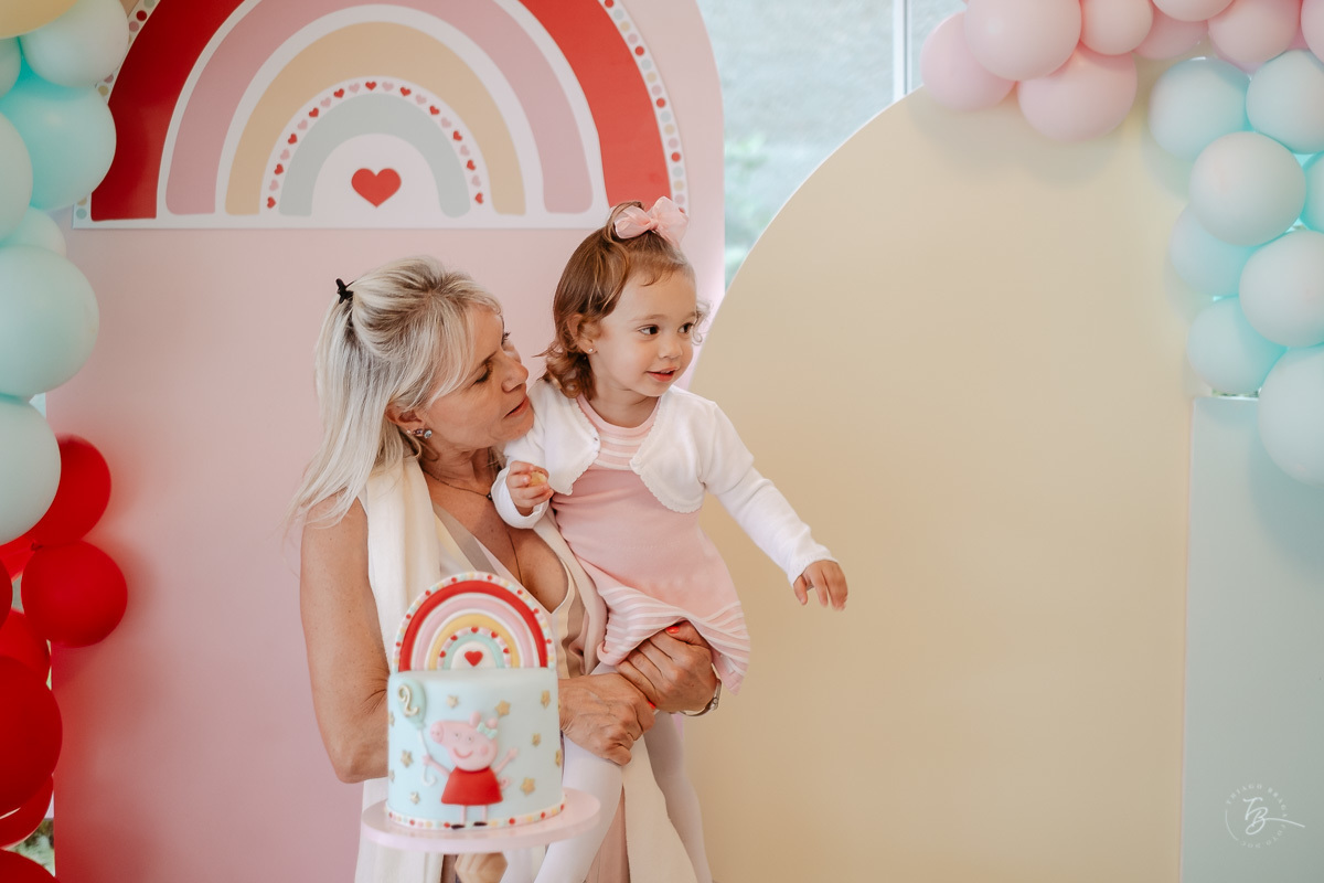 Com a vovó. Fotografia documental de aniversário infantil em Florianópolis/Sc por Thiago Braga.