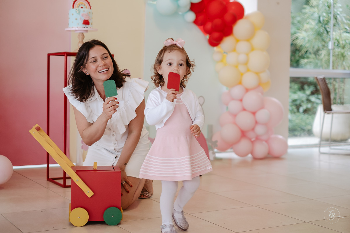 Brincando com a mamãe. Fotografia documental de aniversário infantil em Florianópolis/Sc por Thiago Braga.