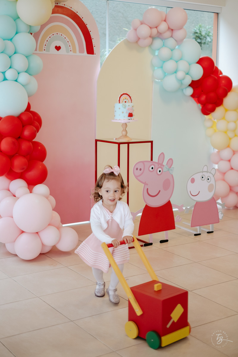 Com presente da festa. Fotografia documental de aniversário infantil em Florianópolis/Sc por Thiago Braga.