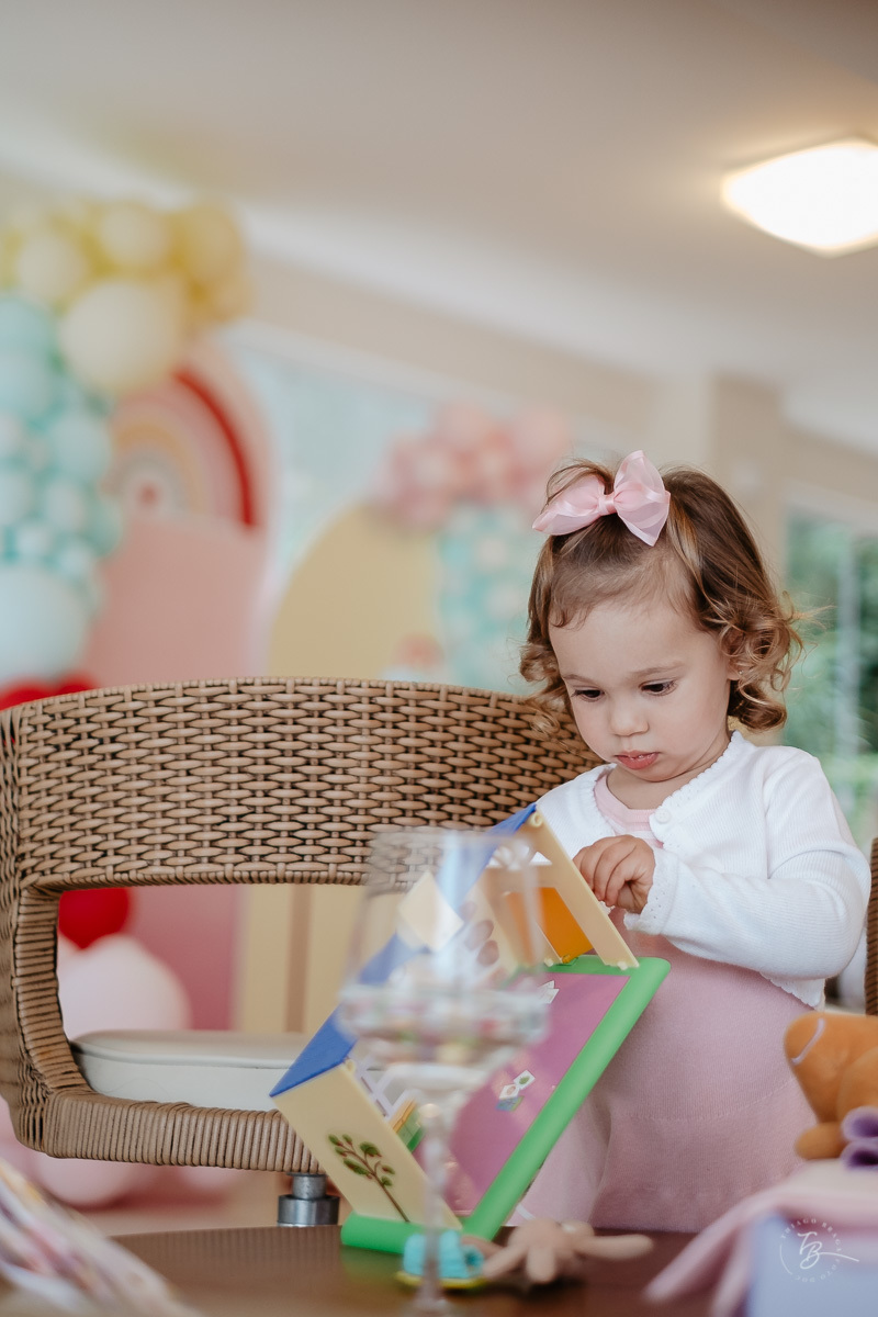 Concentrada. Fotografia documental de aniversário infantil em Florianópolis/Sc por Thiago Braga.
